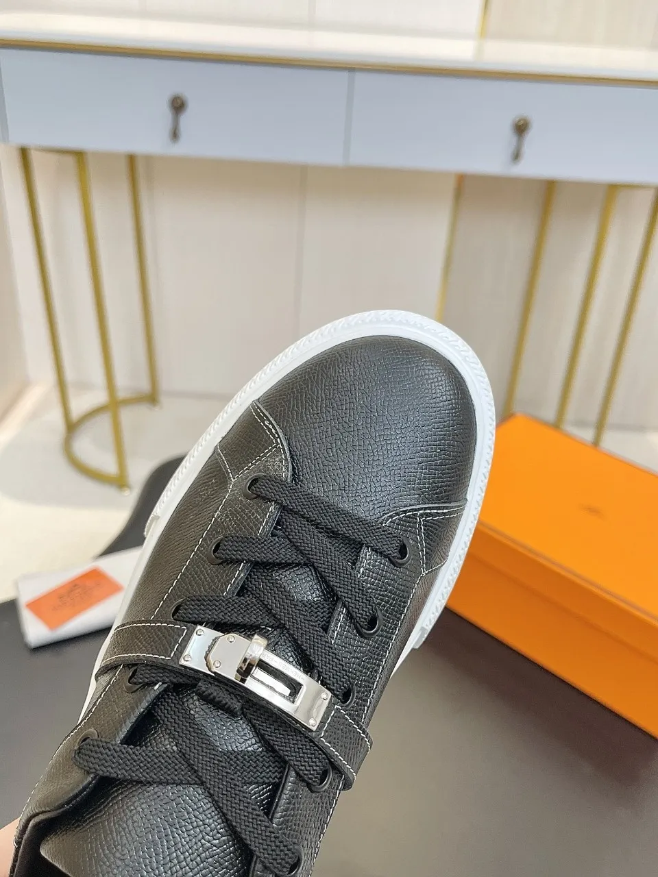Men's Men's Shoes💰620❤️❤️❤️HERMES 2021 latest Kelly buckle white sneakers are online! The highest version on the market! Purchasing level quality! The H family rarely produces flat casual shoes, and they are styled with classic palladium-plated Kelly shoe buckles! Create a fashionable urban look that perfectly embodies the noble and elegant style of Hermès! Material selection: Fabric imported cowhide, lining + foot pads imported sheepskin, original molded TPU outsole, heavy gold molded kelly buckle full of texture Size: Female: 35-41 (41 is not returnable) Male: 39-45 (45 is not returnable)